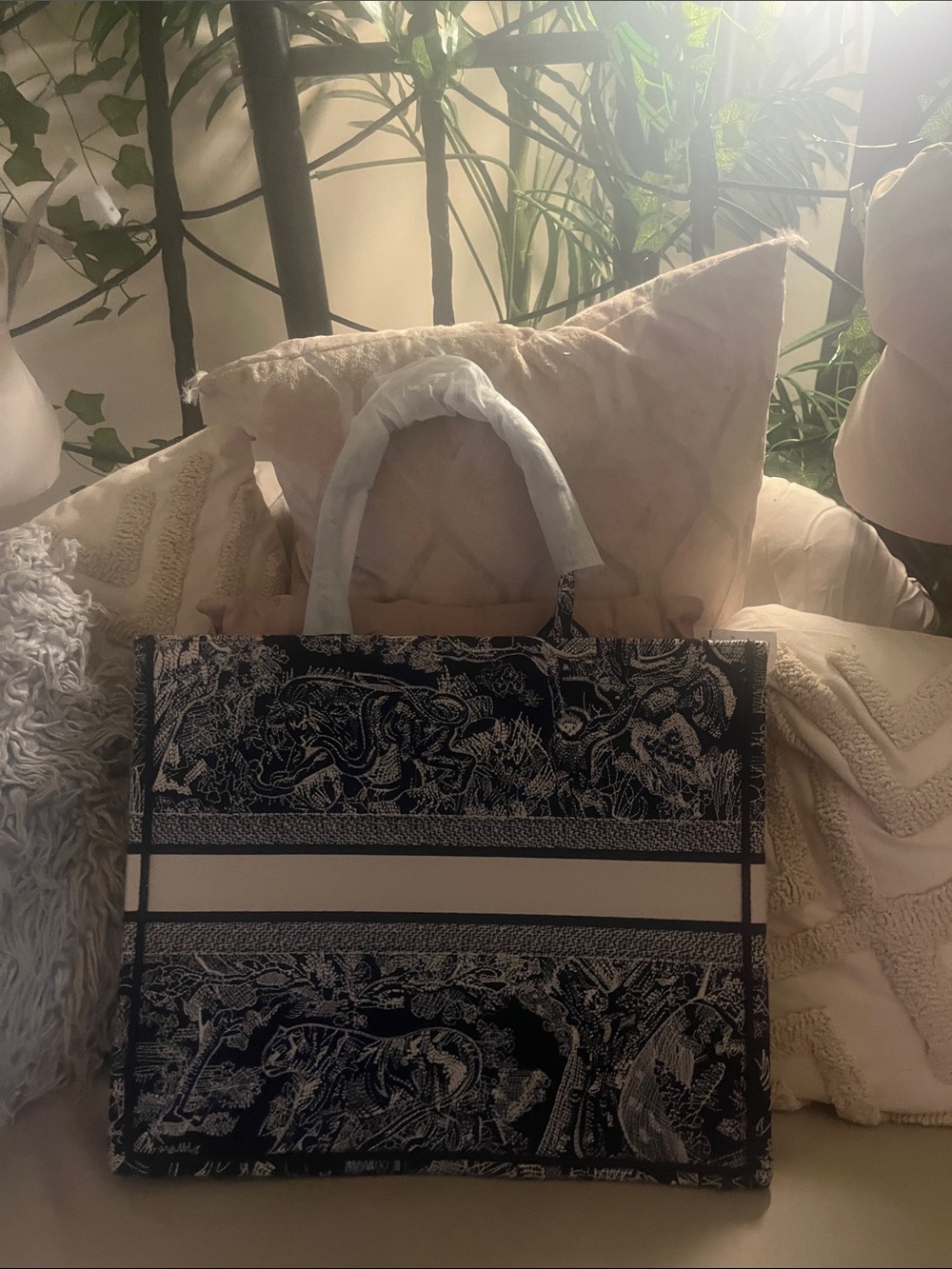 Beautiful Navy & White Embroidered Tote with dust bag - Picture 4 of 5